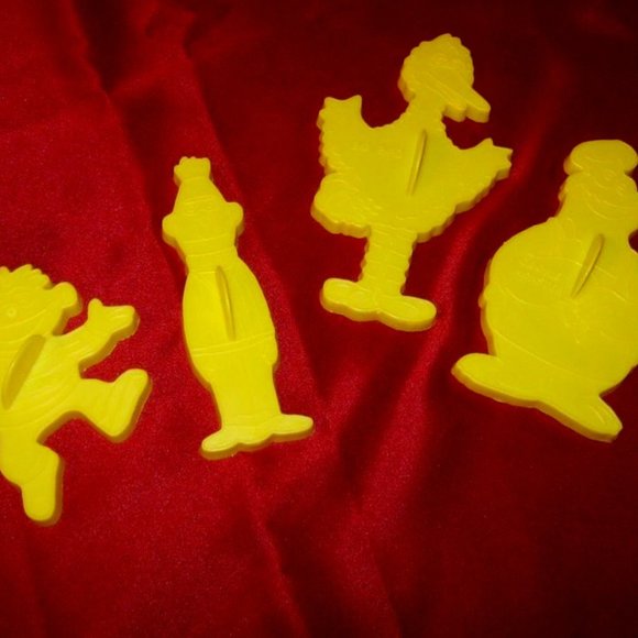 VINTAGE 1988 WILTON SET OF 4 SESAME STREET YELLOW PLASTIC COOKIE CUTTERS - Picture 1 of 11
